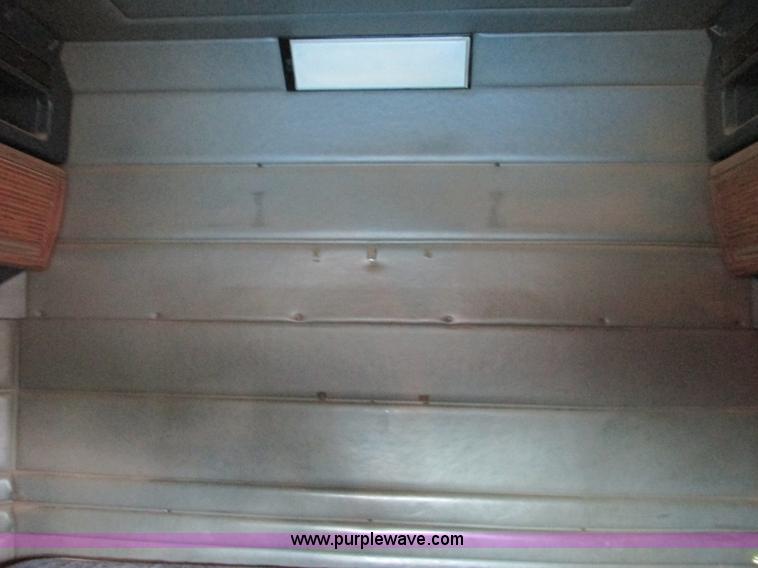 image for item K4157 2000 Peterbilt 379 semi truck