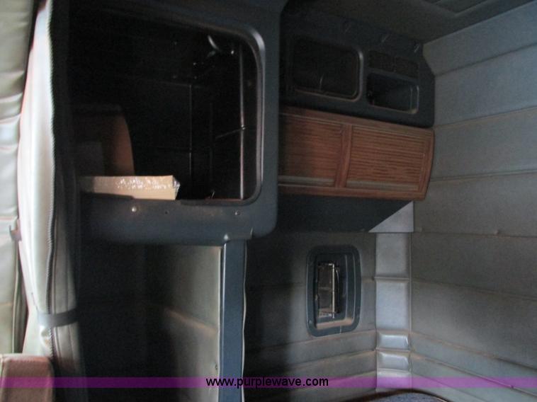 image for item K4157 2000 Peterbilt 379 semi truck