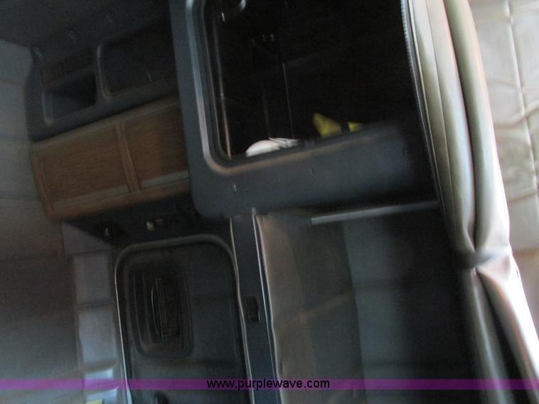 image for item K4157 2000 Peterbilt 379 semi truck