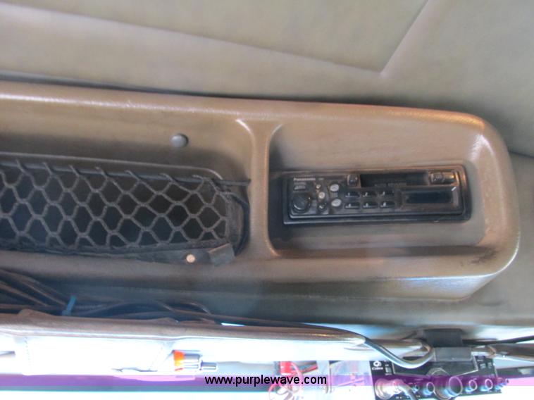 image for item K4157 2000 Peterbilt 379 semi truck