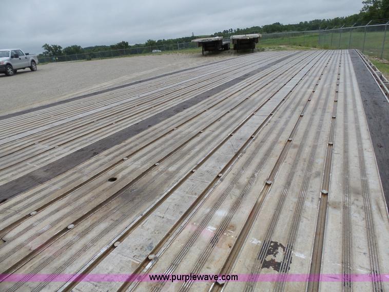 image for item K5272 2006 Chaparral drop deck trailer