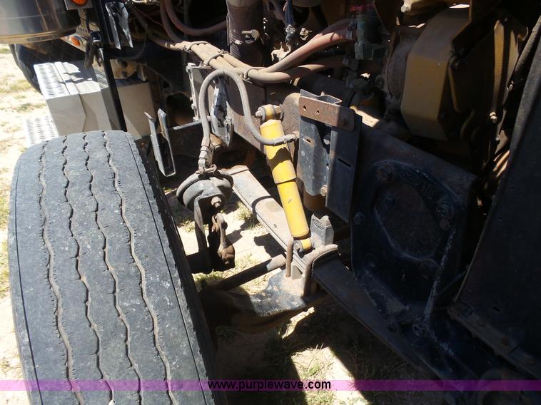 image for item K8443 1995 Peterbilt 379 semi truck