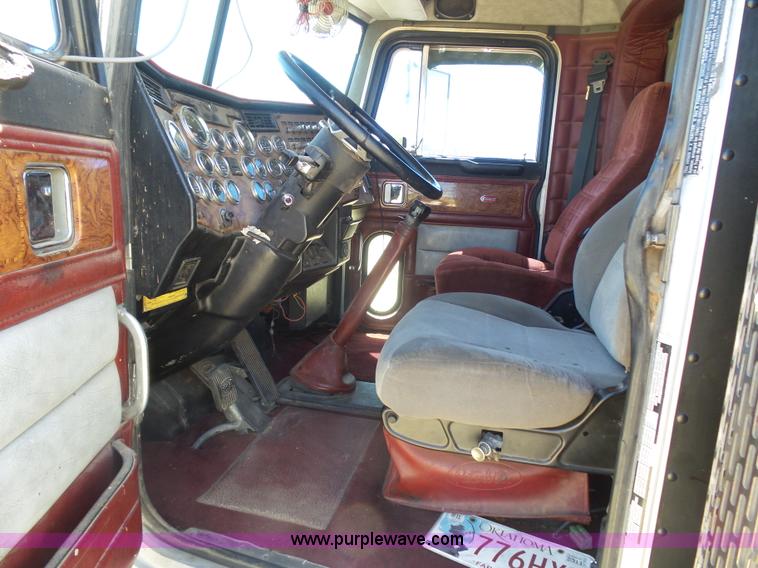 image for item K8443 1995 Peterbilt 379 semi truck