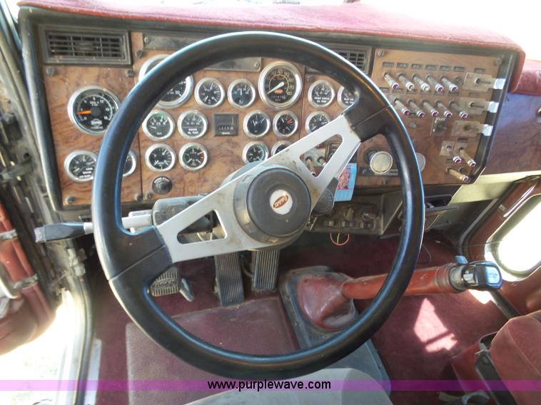 image for item K8443 1995 Peterbilt 379 semi truck