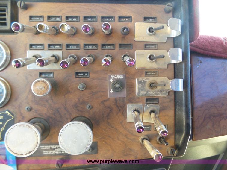 image for item K8443 1995 Peterbilt 379 semi truck