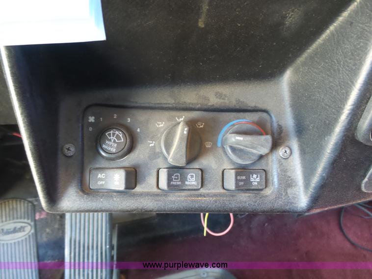 image for item K8443 1995 Peterbilt 379 semi truck