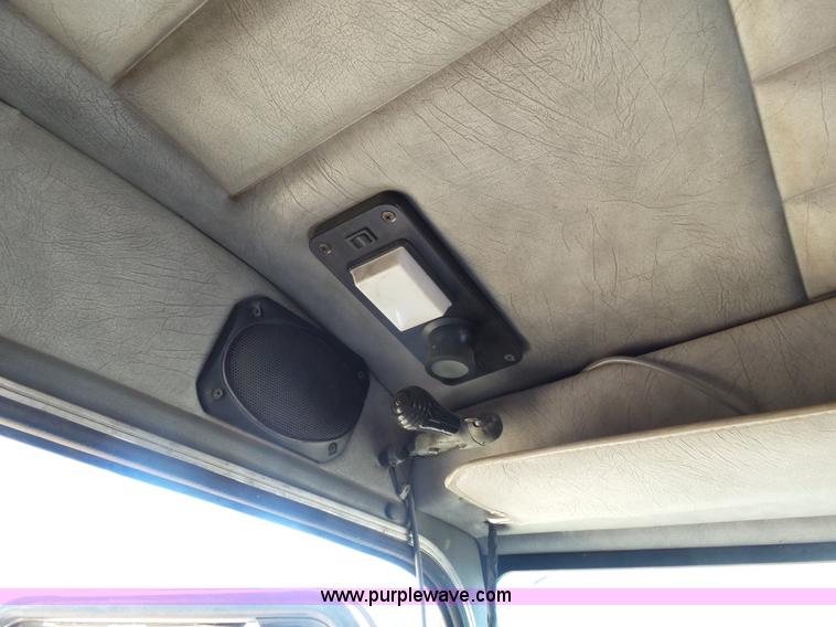 image for item K8443 1995 Peterbilt 379 semi truck