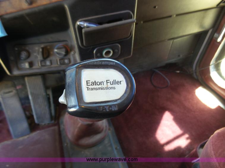 image for item K8443 1995 Peterbilt 379 semi truck