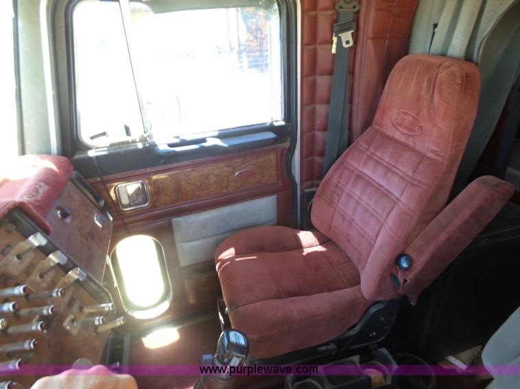 image for item K8443 1995 Peterbilt 379 semi truck