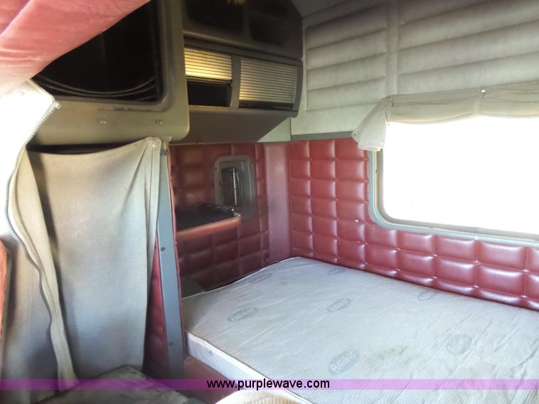 image for item K8443 1995 Peterbilt 379 semi truck