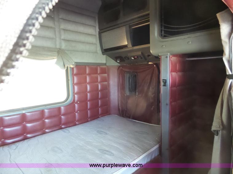 image for item K8443 1995 Peterbilt 379 semi truck