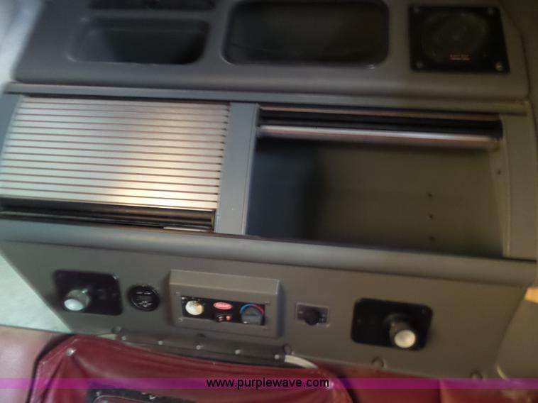 image for item K8443 1995 Peterbilt 379 semi truck