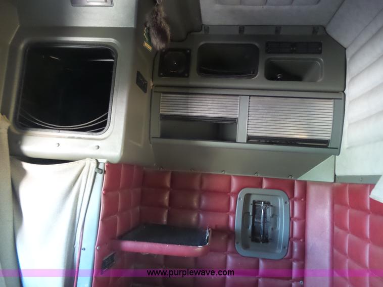 image for item K8443 1995 Peterbilt 379 semi truck