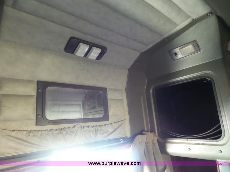 image for item K8443 1995 Peterbilt 379 semi truck