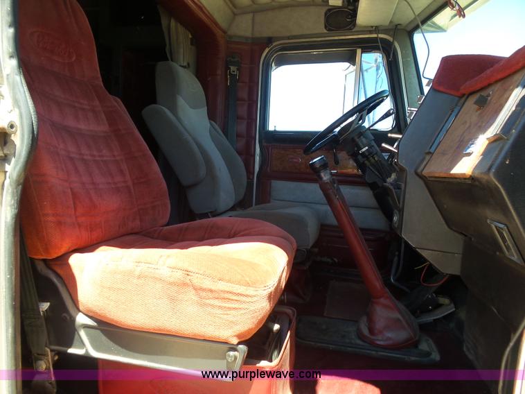 image for item K8443 1995 Peterbilt 379 semi truck
