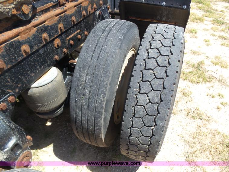 image for item K8443 1995 Peterbilt 379 semi truck