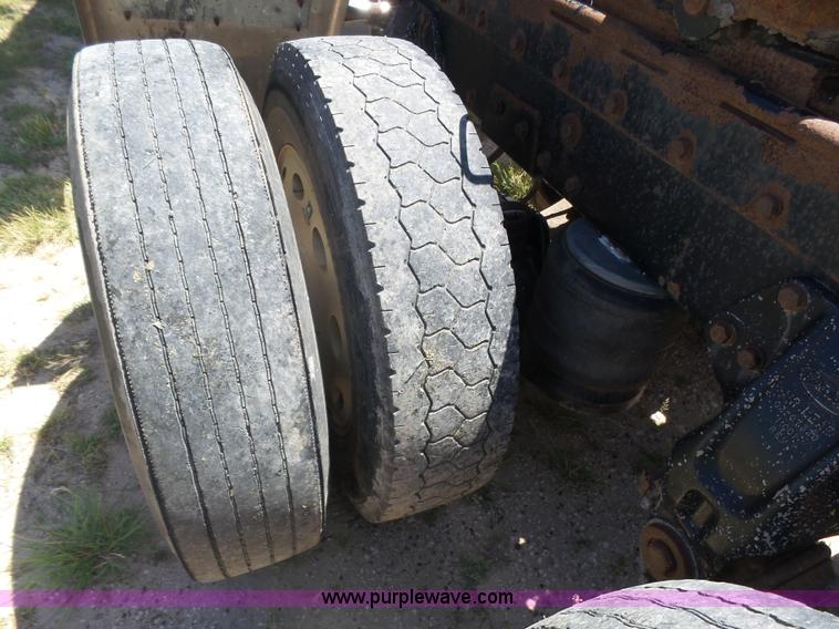 image for item K8443 1995 Peterbilt 379 semi truck