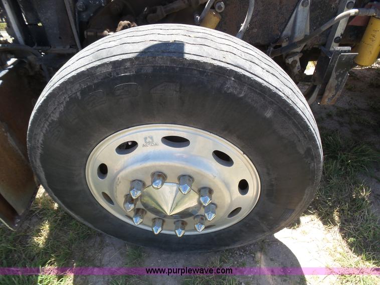 image for item K8443 1995 Peterbilt 379 semi truck