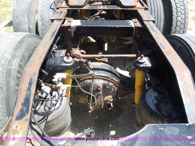 image for item K8443 1995 Peterbilt 379 semi truck