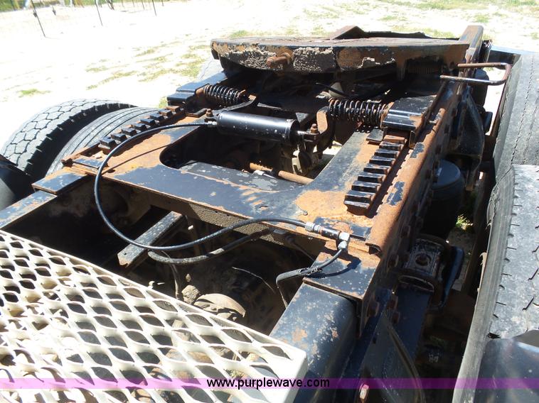 image for item K8443 1995 Peterbilt 379 semi truck