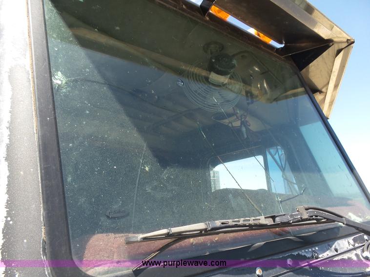 image for item K8443 1995 Peterbilt 379 semi truck