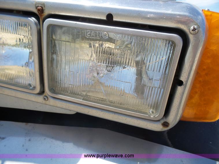 image for item K8443 1995 Peterbilt 379 semi truck