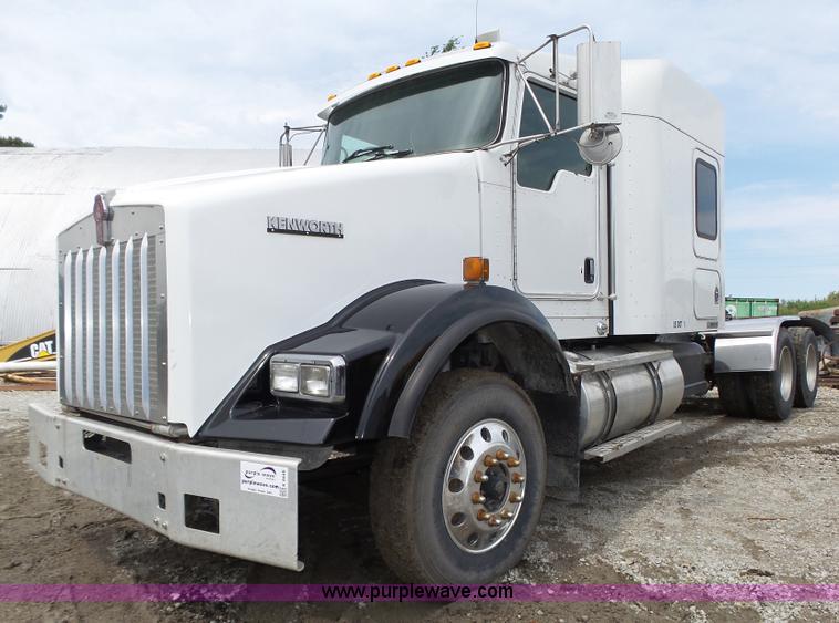 image for item K8449 2005 Kenworth T800B semi truck