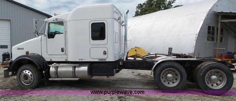 image for item K8449 2005 Kenworth T800B semi truck