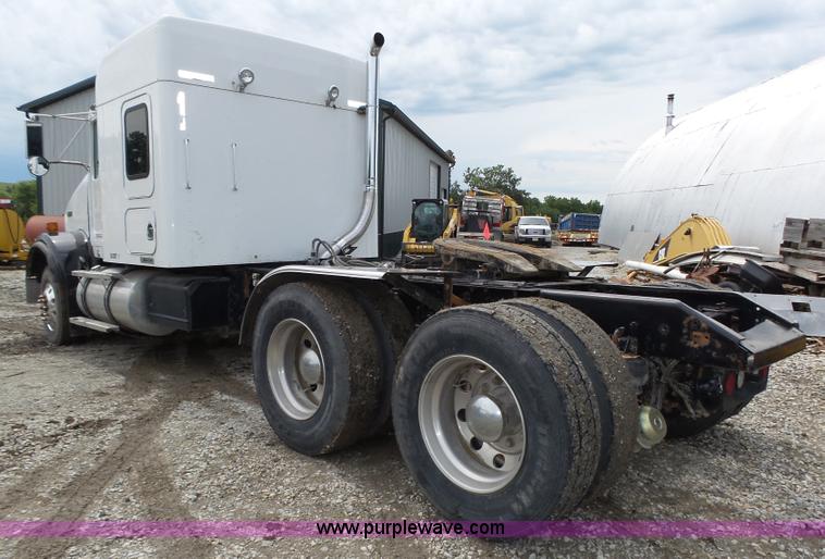 image for item K8449 2005 Kenworth T800B semi truck