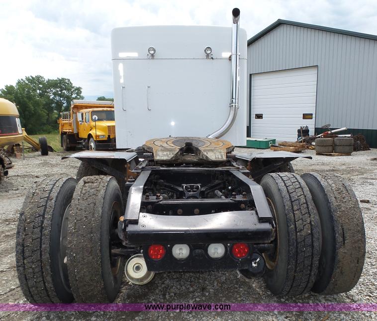 image for item K8449 2005 Kenworth T800B semi truck