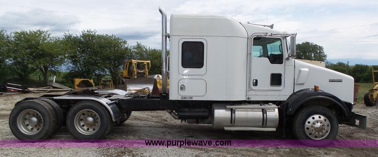 image for item K8449 2005 Kenworth T800B semi truck