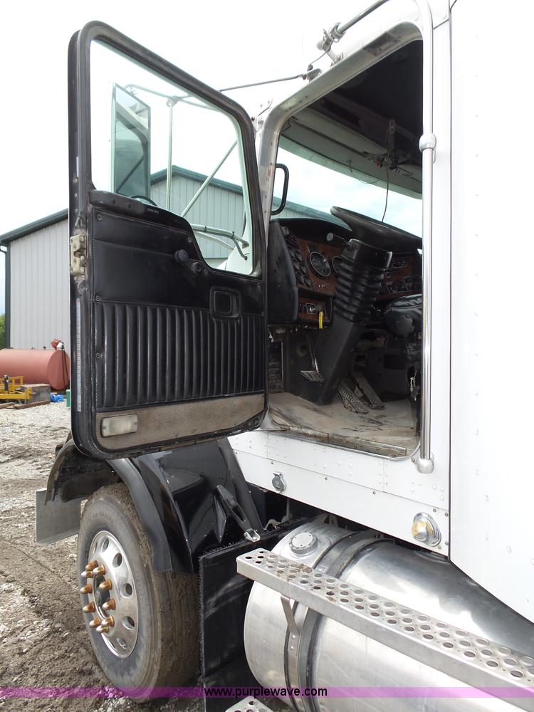 image for item K8449 2005 Kenworth T800B semi truck
