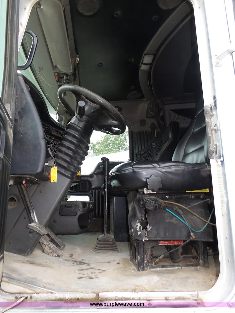 image for item K8449 2005 Kenworth T800B semi truck