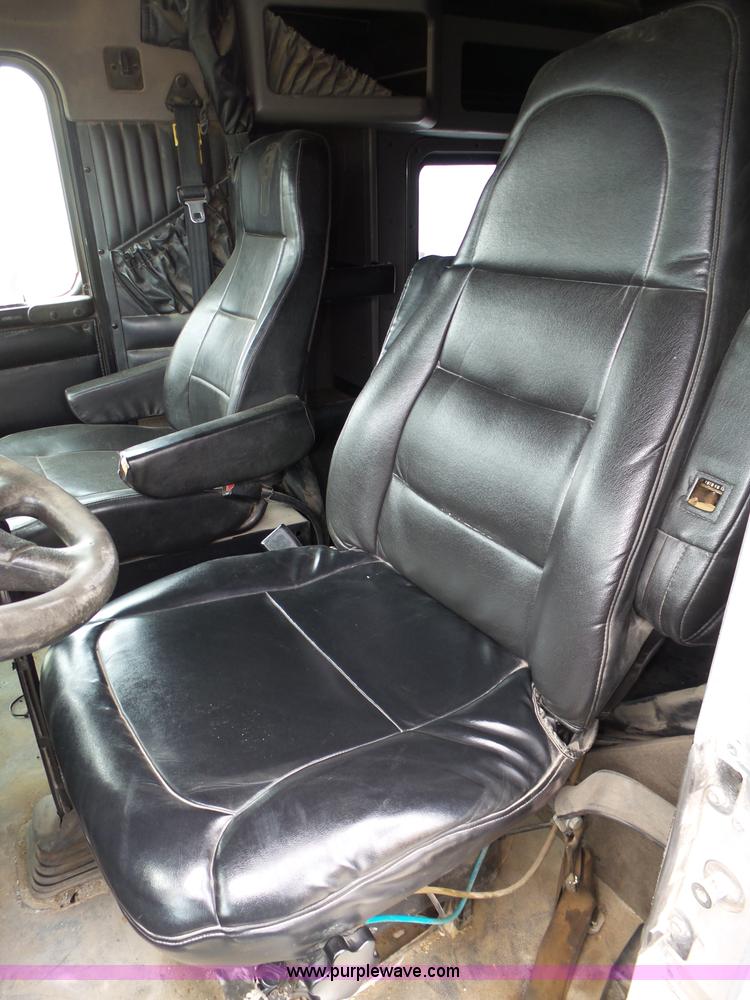 image for item K8449 2005 Kenworth T800B semi truck