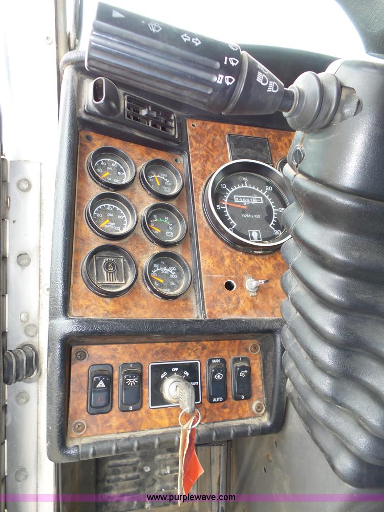 image for item K8449 2005 Kenworth T800B semi truck