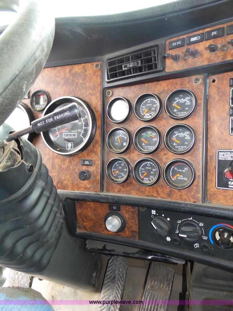 image for item K8449 2005 Kenworth T800B semi truck