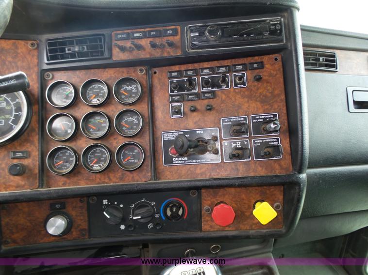 image for item K8449 2005 Kenworth T800B semi truck