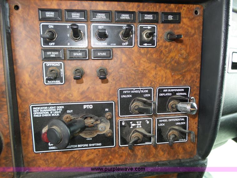 image for item K8449 2005 Kenworth T800B semi truck