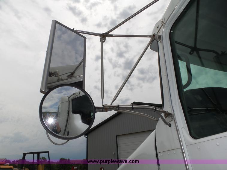 image for item K8449 2005 Kenworth T800B semi truck