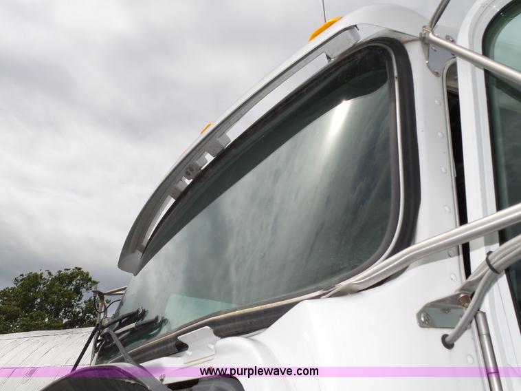 image for item K8449 2005 Kenworth T800B semi truck