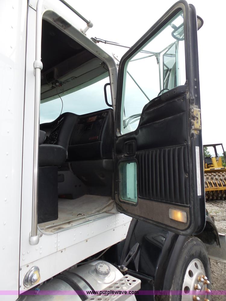image for item K8449 2005 Kenworth T800B semi truck