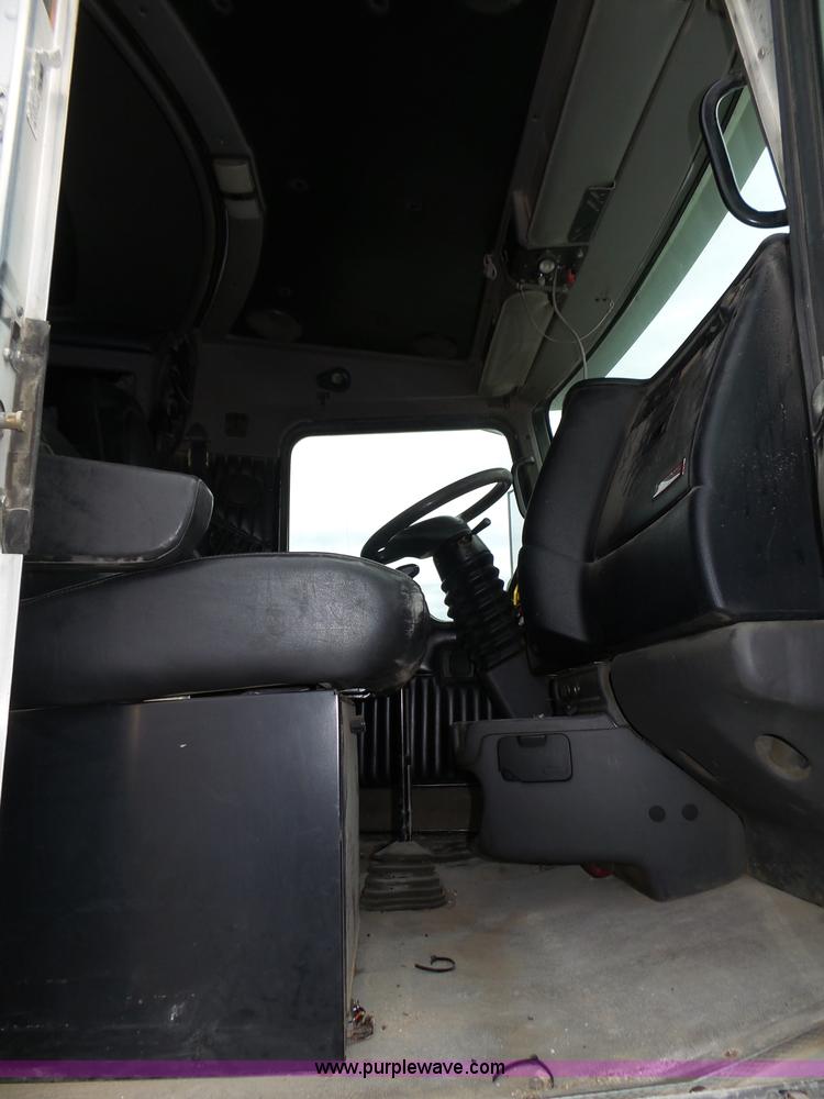 image for item K8449 2005 Kenworth T800B semi truck