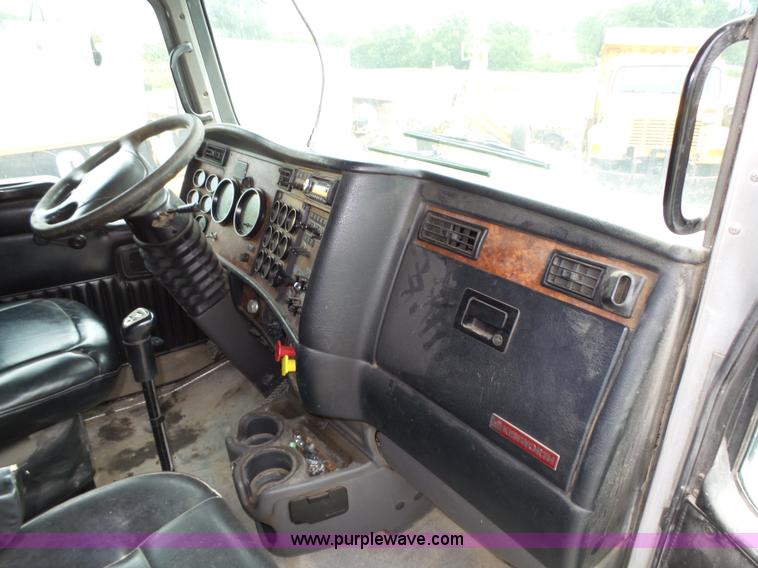 image for item K8449 2005 Kenworth T800B semi truck