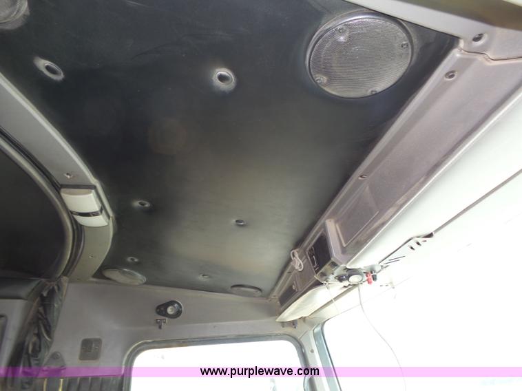 image for item K8449 2005 Kenworth T800B semi truck