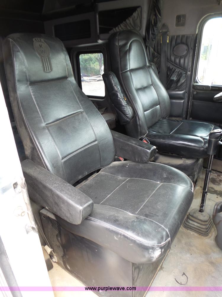 image for item K8449 2005 Kenworth T800B semi truck