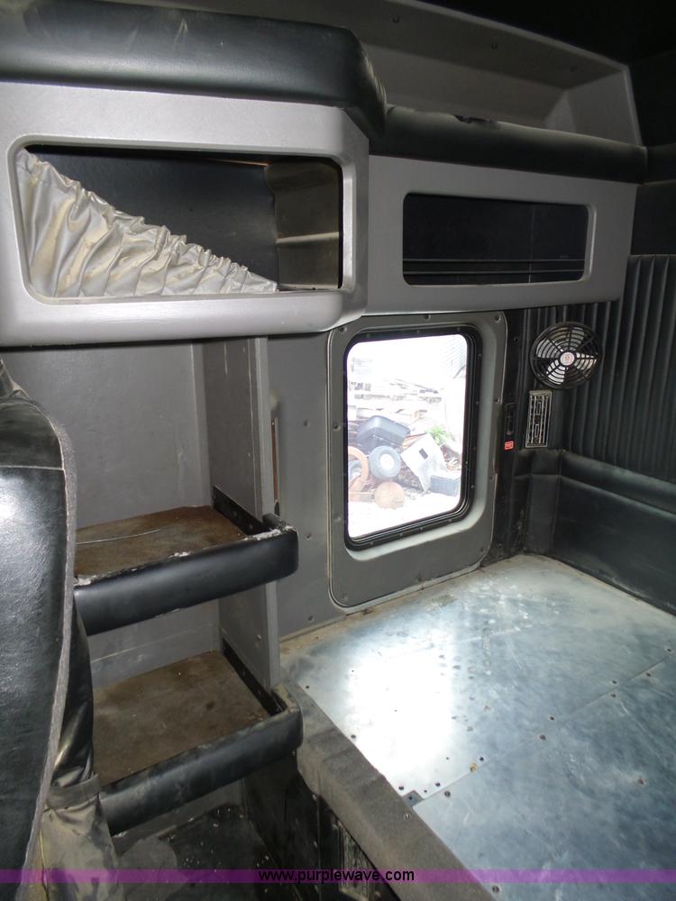 image for item K8449 2005 Kenworth T800B semi truck