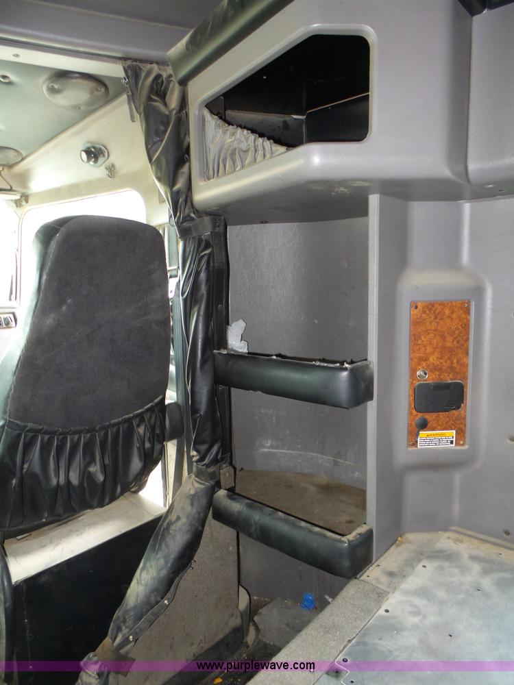 image for item K8449 2005 Kenworth T800B semi truck