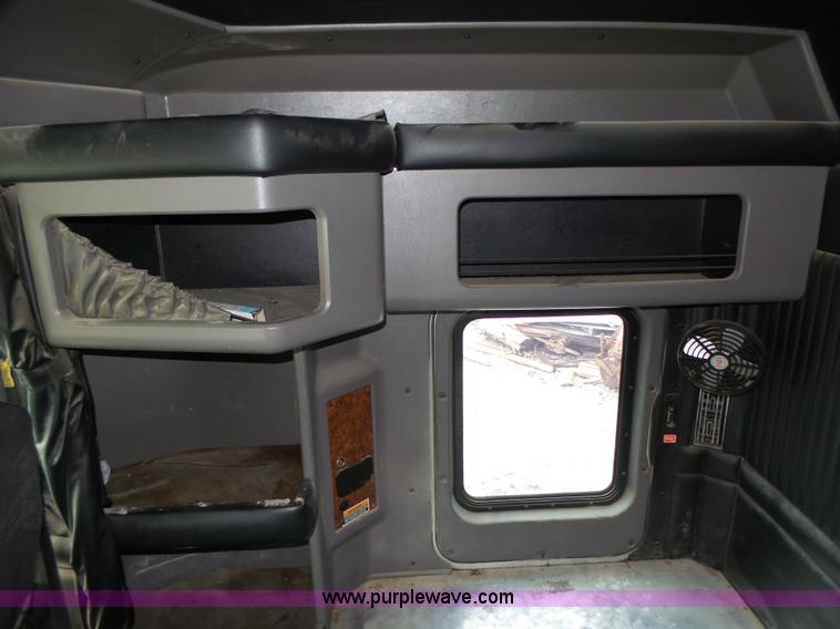 image for item K8449 2005 Kenworth T800B semi truck