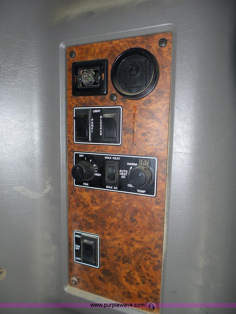 image for item K8449 2005 Kenworth T800B semi truck