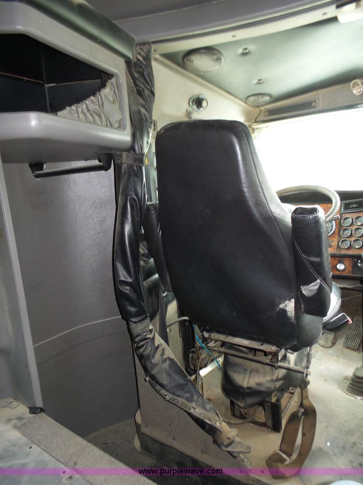 image for item K8449 2005 Kenworth T800B semi truck